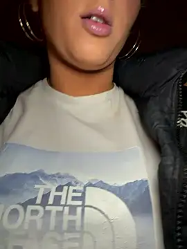 Snapshot of Strongqueen chatting on 01-10-26, 07:04 Strongqueen online show from 01-10-26, 07:04