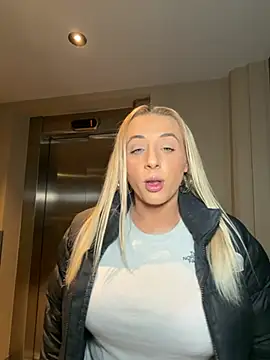 Snapshot of Strongqueen chatting on 01-11-26, 06:24 Strongqueen online show from 01-11-26, 06:24