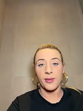 Snapshot of Strongqueen chatting on 02-08-26, 07:39 Strongqueen online show from 02-08-26, 07:39