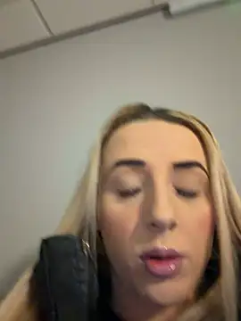 Snapshot of Strongqueen chatting on 02-12-26, 08:26 Strongqueen online show from 02-12-26, 08:26