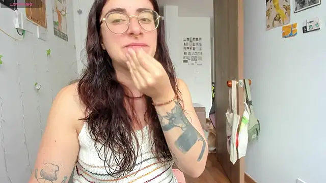 Snapshot of linda_giggle chatting on 11-06-25, 03:13 linda giggle online show from 11-06-25, 03:13