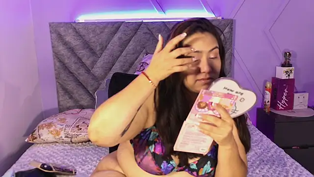 Snapshot of emmajohnss chatting on 11-22-25, 04:00 emmajohnss online show from 11-22-25, 04:00