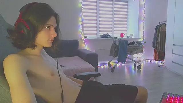 Snapshot of CandyChell chatting on 12-22-24, 10:38 CandyChell online show from 12-22-24, 10:38