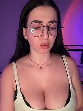 Emylia online show from 11-19-25, 04:29