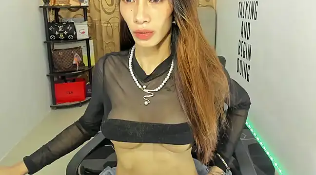 Snapshot of Trixie_Mattel21 chatting on 12-18-24, 02:21 Trixie Mattel21 online show from 12-18-24, 02:21