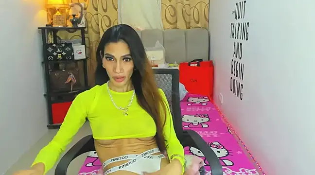 Snapshot of Trixie_Mattel21 chatting on 12-28-24, 05:02 Trixie Mattel21 online show from 12-28-24, 05:02