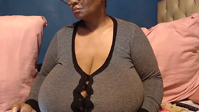 CUTEFIRMMELONSS online show from 10-18-25, 03:20