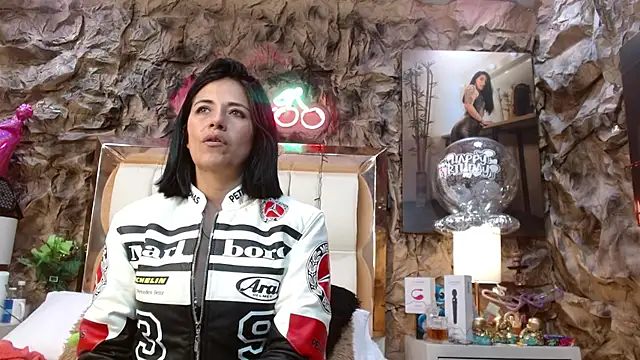 Snapshot of sharoon_cheerry chatting on 12-15-24, 04:37 sharoon cheerry online show from 12-15-24, 04:37