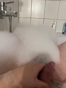 Snapshot of DauerGeilDaddy chatting on 11-26-25, 04:08 DauerGeilDaddy online show from 11-26-25, 04:08