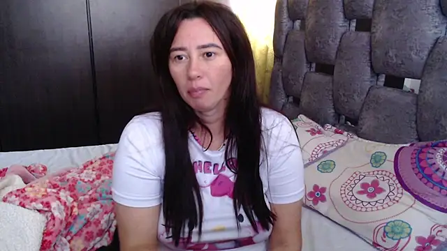 Snapshot of sara_hott_1 chatting on 06-10-26, 02:27 sara hott 1 online show from 06-10-26, 02:27