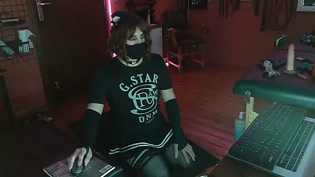 Snapshot of Ginny-the-bdsm-nympho chatting on 10-23-25, 05:01 Ginny-the-bdsm-nympho online show from 10-23-25, 05:01