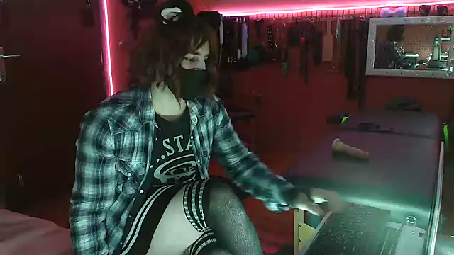 Snapshot of Ginny-the-bdsm-nympho chatting on 01-18-26, 06:12 Ginny-the-bdsm-nympho online show from 01-18-26, 06:12