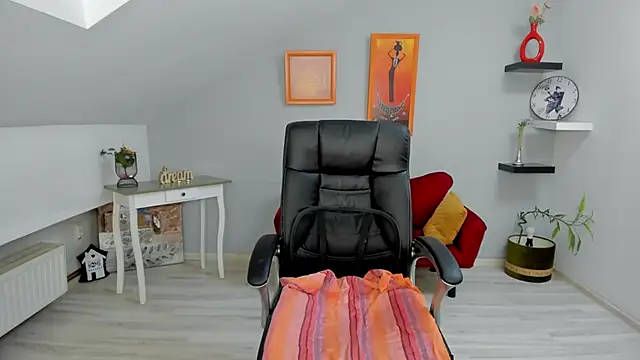 LollaGirl online show from 01-20-25, 04:21