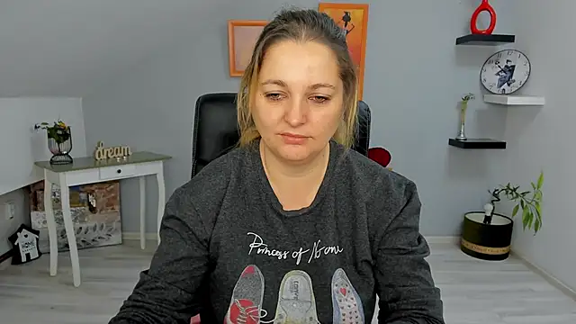 LollaGirl online show from 01-24-25, 04:27