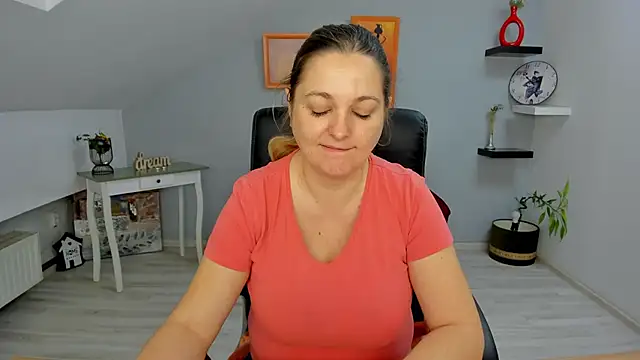 LollaGirl online show from 01-25-25, 04:23