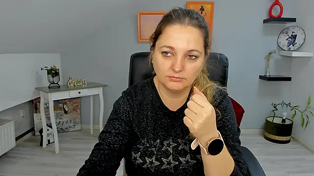 LollaGirl online show from 01-30-25, 04:58