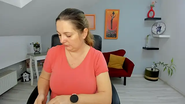 LollaGirl online show from 02-10-25, 04:19