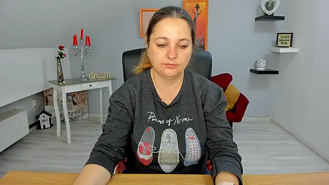 LollaGirl online show from 03-17-25, 04:19