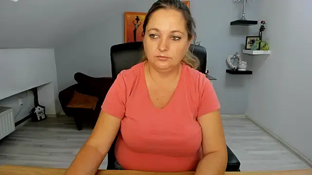 LollaGirl online show from 09-10-25, 03:39