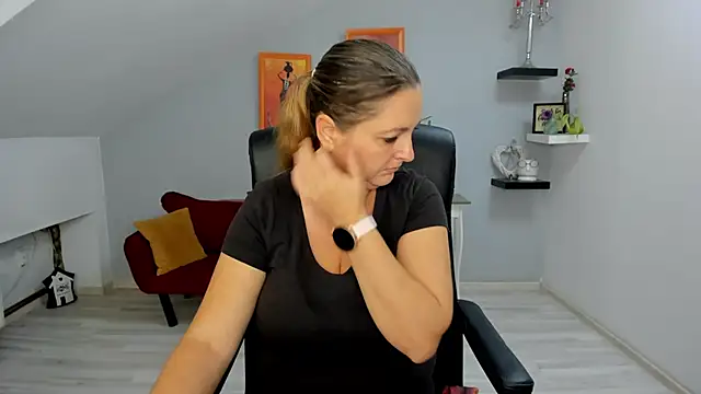 LollaGirl online show from 10-10-25, 03:16