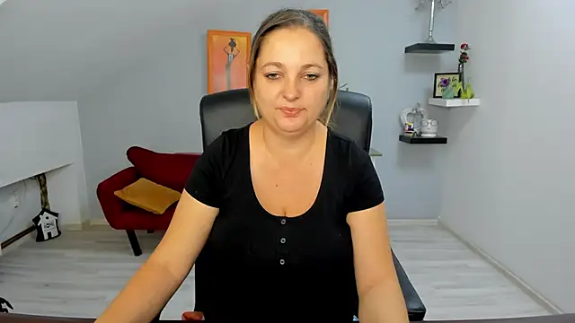 LollaGirl online show from 10-17-25, 03:20