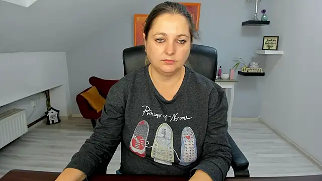 LollaGirl online show from 11-13-25, 04:22