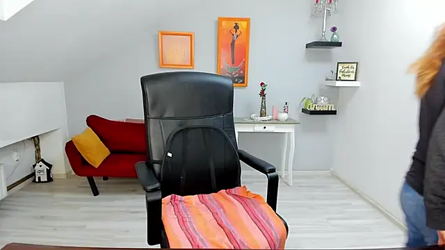 LollaGirl online show from 01-14-26, 04:18