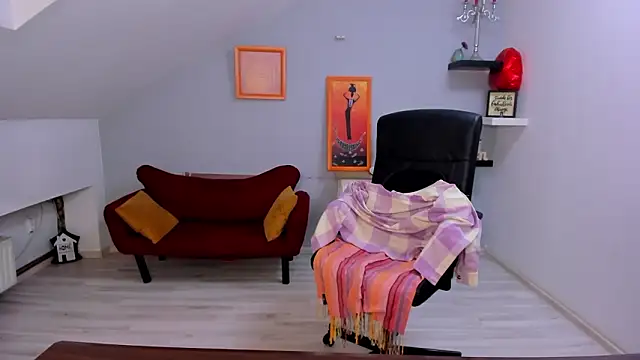 LollaGirl online show from 03-12-26, 04:18