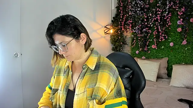 SarahDeyvis online show from 12-16-25, 02:33