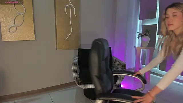 EveBensonX online show from 12-19-25, 01:18