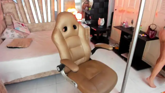 cute sassy online show from 04-17-26, 07:06