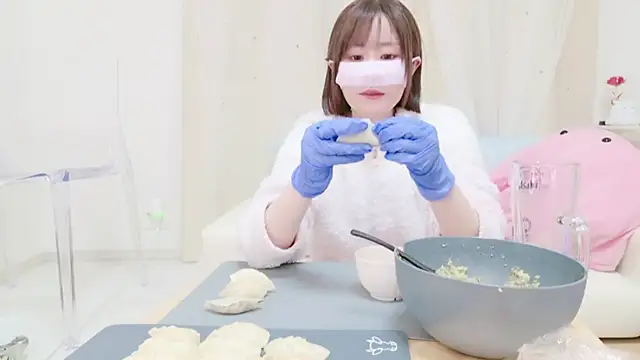 Snapshot of Yuu__k chatting on 12-22-24, 01:00 Yuu k online show from 12-22-24, 01:00