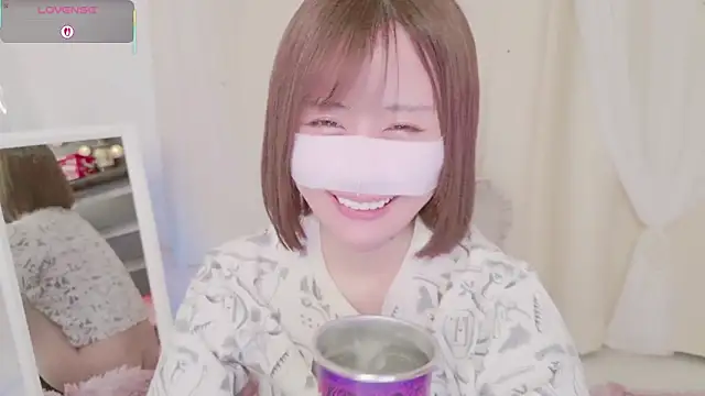 Snapshot of Yuu__k chatting on 02-16-25, 04:32 Yuu k online show from 02-16-25, 04:32