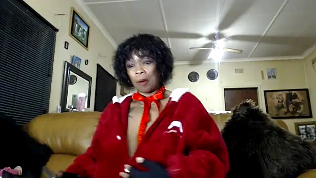 Snapshot of Gucci_Bx chatting on 06-03-26, 03:20 Gucci Bx online show from 06-03-26, 03:20