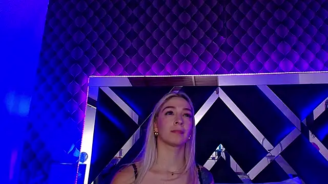 victoriaa lee  online show from 10-04-25, 07:34