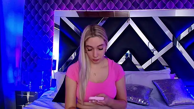 victoriaa lee  online show from 10-18-25, 07:58