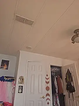 Snapshot of mossy_kiss chatting on 01-17-26, 04:43 mossy kiss online show from 01-17-26, 04:43