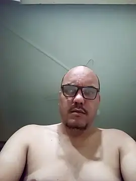 Snapshot of RobertoBuzios22 chatting on 10-21-25, 10:10 RobertoBuzios22 online show from 10-21-25, 10:10