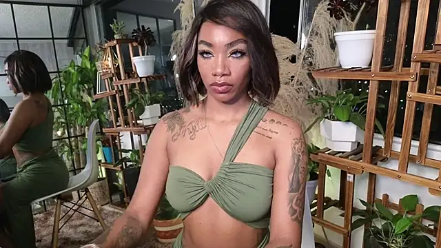 Snapshot of emely_brandon chatting on 12-13-24, 01:15 emely brandon online show from 12-13-24, 01:15