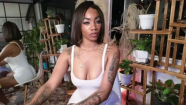 Snapshot of emely_brandon chatting on 12-14-24, 04:12 emely brandon online show from 12-14-24, 04:12