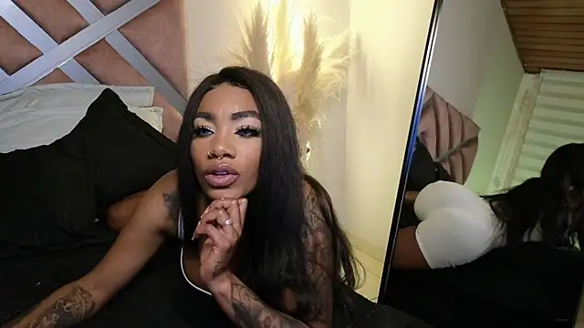 Snapshot of emely_brandon chatting on 01-25-25, 03:30 emely brandon online show from 01-25-25, 03:30