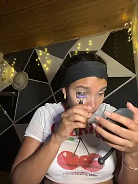 Snapshot of emilyharber chatting on 10-05-25, 07:12 emilyharber online show from 10-05-25, 07:12