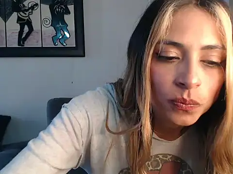 Snapshot of Liamiler01_ chatting on 03-11-25, 03:12 Liamiler01 online show from 03-11-25, 03:12