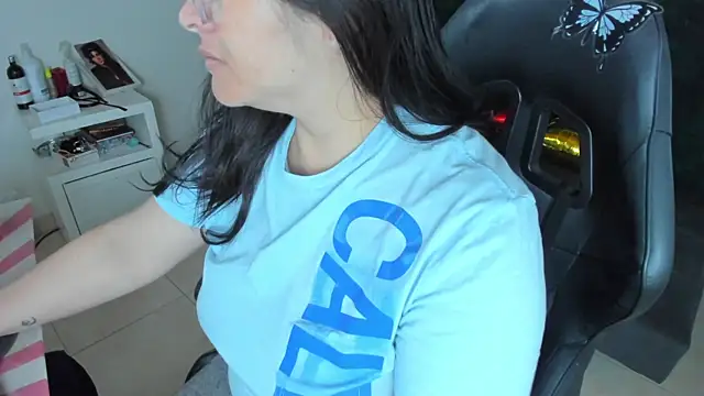 Snapshot of BellaFlaming chatting on 01-16-25, 10:32 BellaFlaming online show from 01-16-25, 10:32