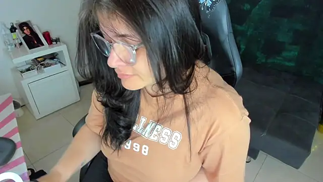 Snapshot of BellaFlaming chatting on 01-24-25, 11:48 BellaFlaming online show from 01-24-25, 11:48