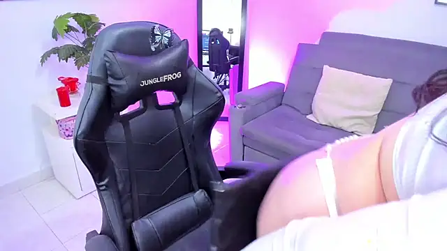 Snapshot of BellaFlaming chatting on 02-08-25, 03:42 BellaFlaming online show from 02-08-25, 03:42