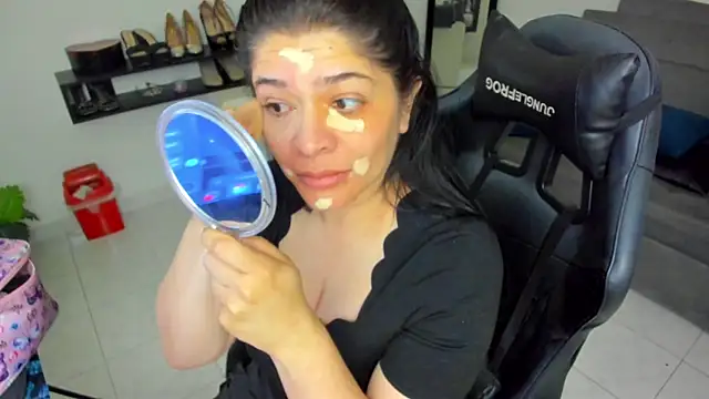 Snapshot of BellaFlaming chatting on 11-17-25, 12:22 BellaFlaming online show from 11-17-25, 12:22