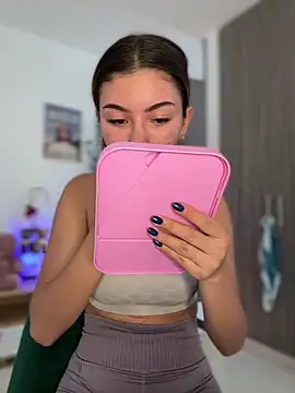 Snapshot of Your_Honeey chatting on 12-10-24, 09:00 Your Honeey online show from 12-10-24, 09:00