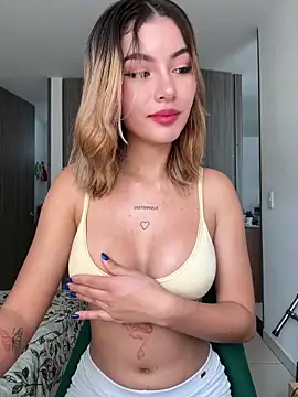 Snapshot of Your_Honeey chatting on 12-24-24, 05:44 Your Honeey online show from 12-24-24, 05:44