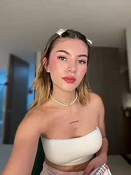 Snapshot of Your_Honeey chatting on 01-15-25, 01:23 Your Honeey online show from 01-15-25, 01:23